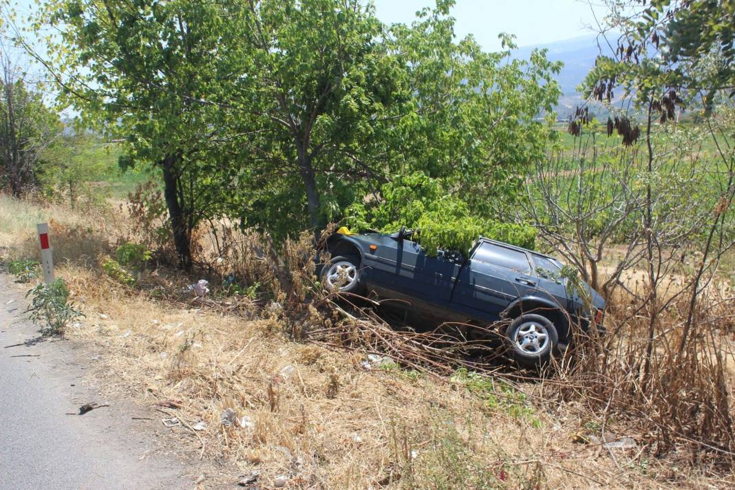 Ağaca çarpan otomobildeki karı-koca öldü 2